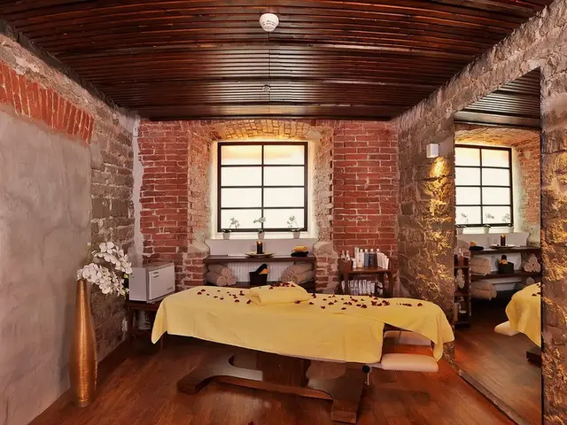 Tuğla duvarlı, gül yapraklı masaj odası — Kilyos, Masaj Salonun
