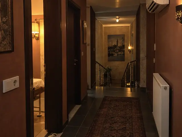 Halılı, apliklerle aydınlanan uzun koridor — Kilyos, Masaj Salonun